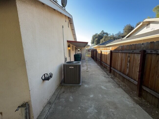 Building Photo - "Charming Riverside Retreat: Spacious 4-Be...