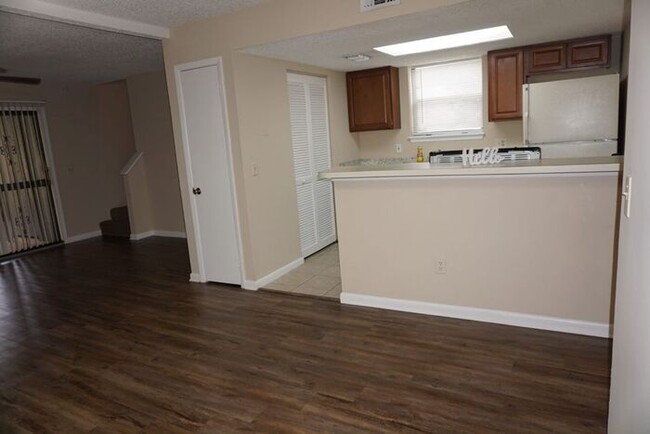 Building Photo - 3/2 townhome Near NAS Jax