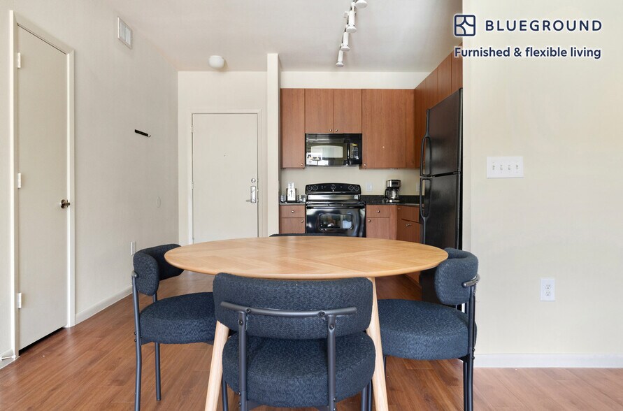 Building Photo - 3100 Esperanza Crossing