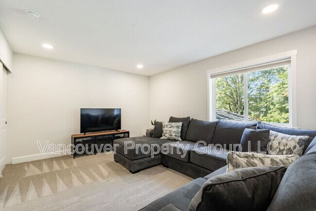 Building Photo - 746 SE 38th St