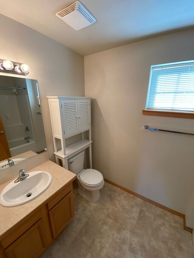 Building Photo - 1011 Bancroft St