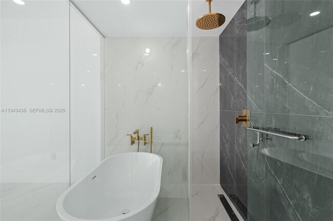 Building Photo - 700 NE 24th St