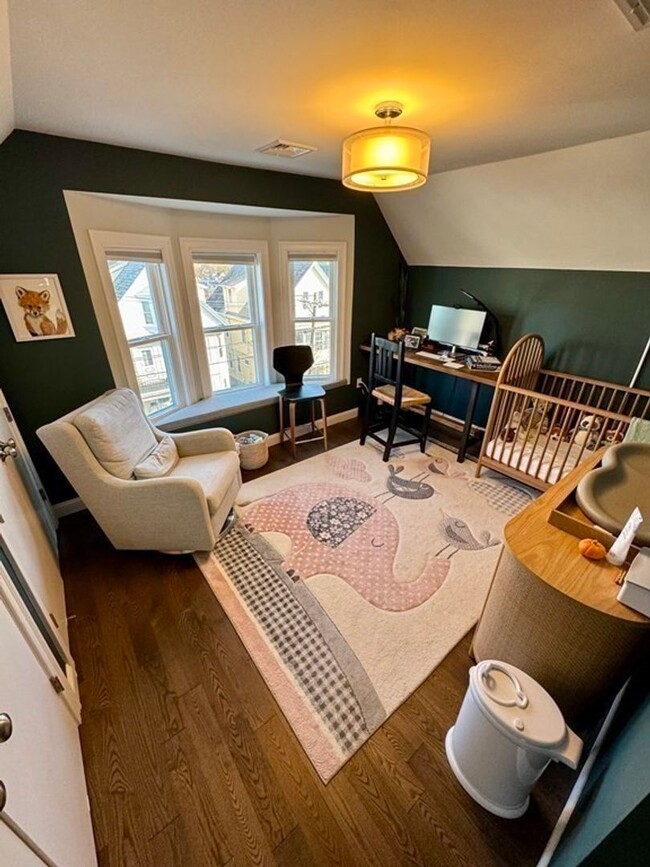 Building Photo - Spacious 3 Bed 2.5 Bath with Parking!