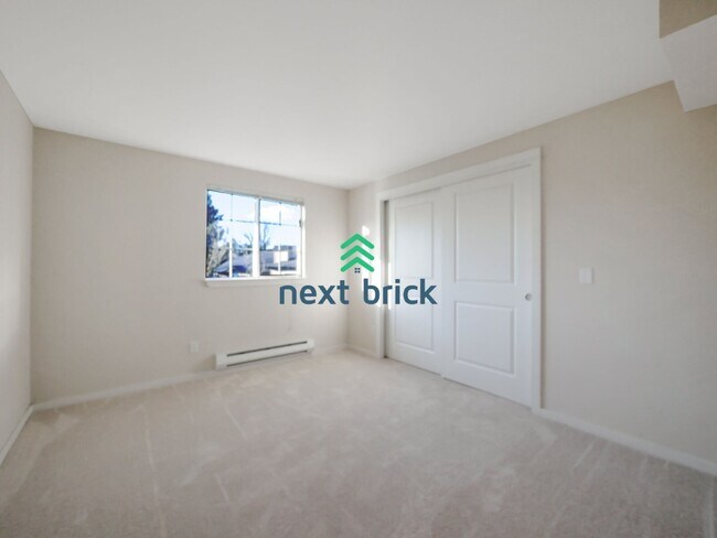 Building Photo - Beds and 1 Bath Kirkland Condo is Available for Rent!