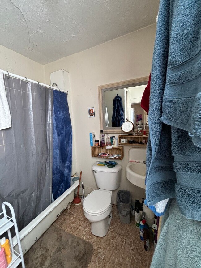 Building Photo - 2661-61B N Fratney St