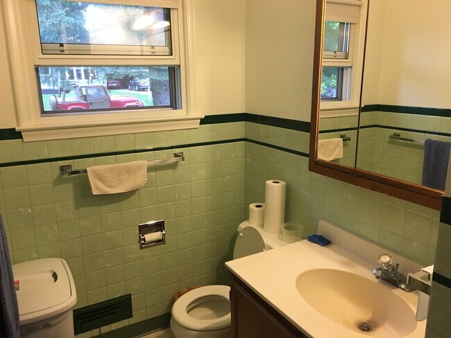 Building Photo - Great Home W/Detached Garage, Close to Campus!