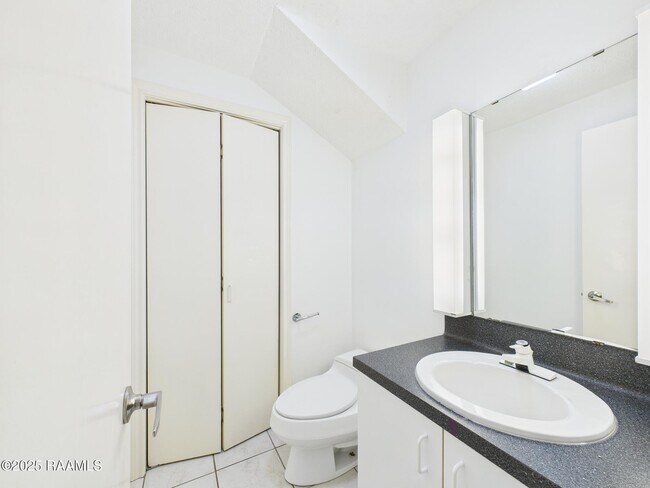 Building Photo - 19 Courtyard Cir