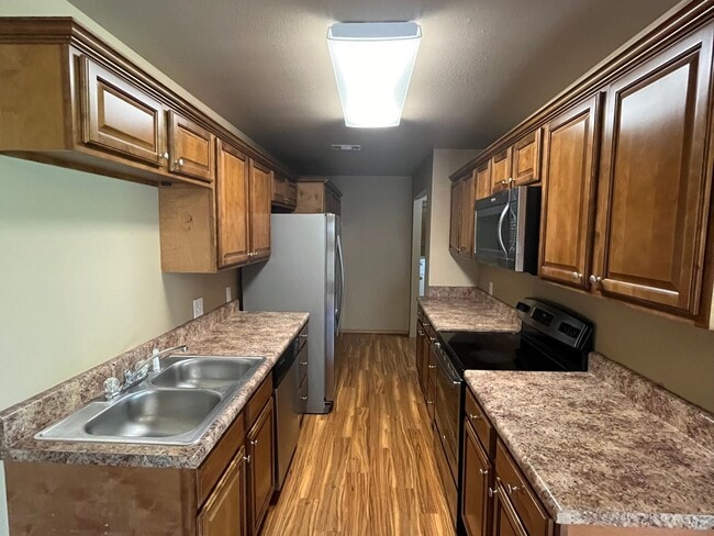 Building Photo - 808 W 13th St