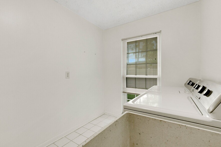 Building Photo - 1100 Pinellas Point Dr S