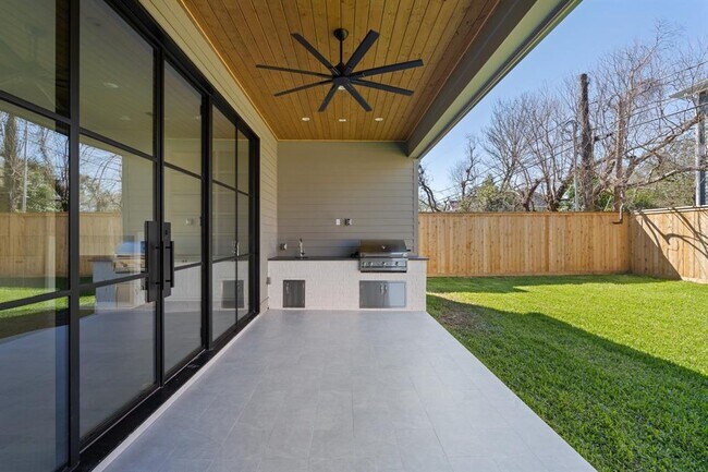 Building Photo - 1522 Woodcrest Dr