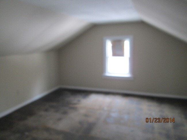 Building Photo - 3 bedroom home on 5 acres
