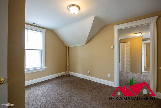 Building Photo - 2 br, 1 bath Triplex - 19336 Martin Rd Apt 3