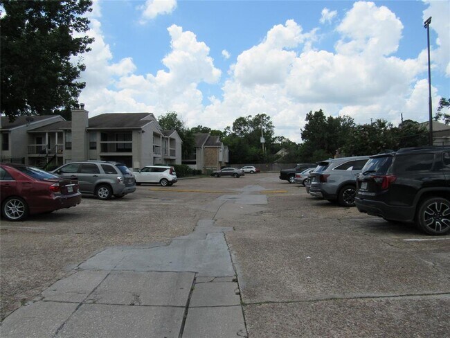 Building Photo - 17331 Red Oak Dr