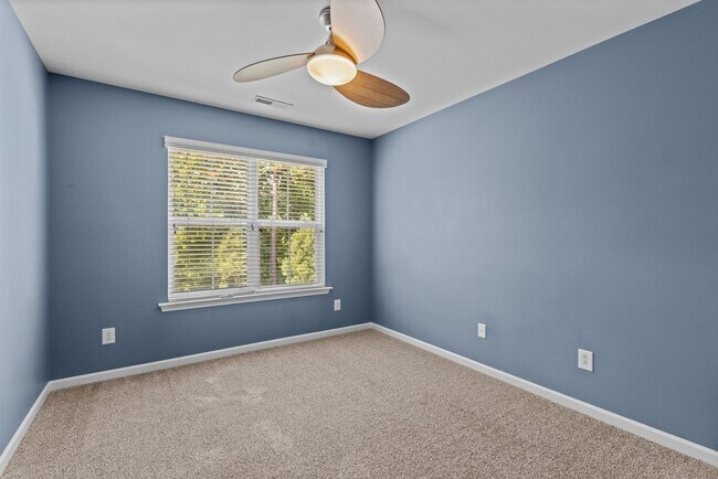 Building Photo - Gorgeous 3 Bedroom Townhome w/ Premium Finishes & Amenities - Pet Friendly!