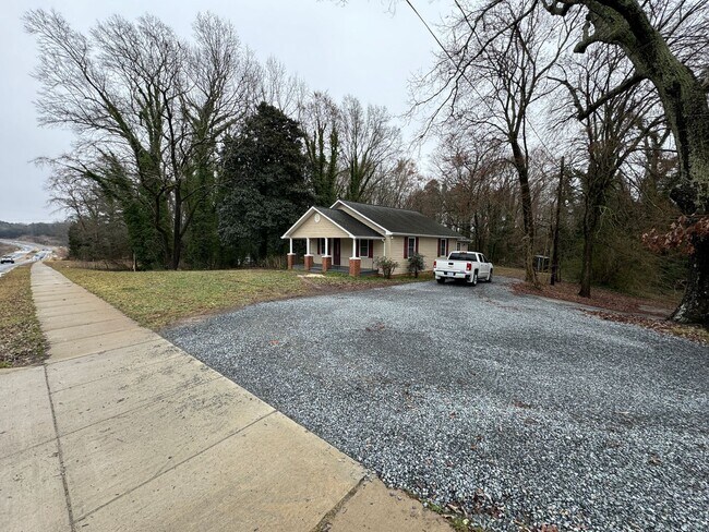 Building Photo - GREAT LOCATION!! Newly Remodeled 3-Bedroom Rental Home in Kannapolis