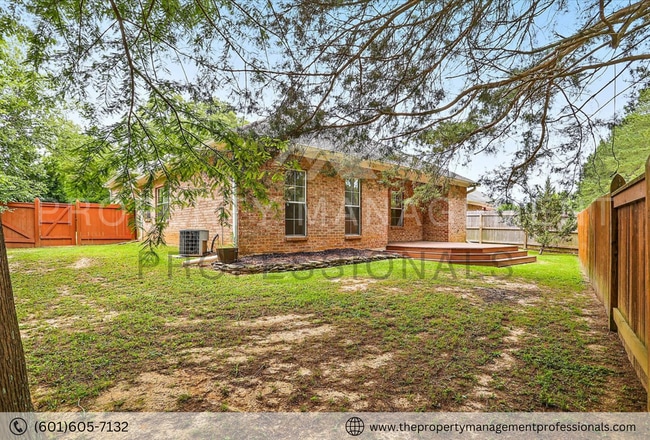 Building Photo - Cute, Comfortable and Convenient!