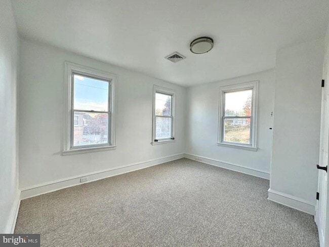 Building Photo - 1121 Rosedale Ave