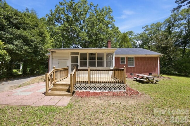 Building Photo - 631 Townsend Ave