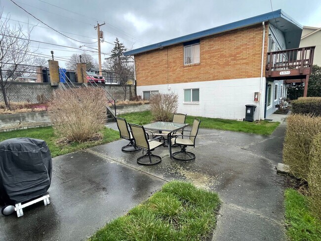 Building Photo - Moore (1321 SE 9th Ave &amp; 1320 SE 10th Ct.)