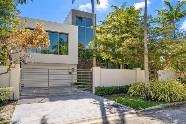 Building Photo - 2700 NE 18th St