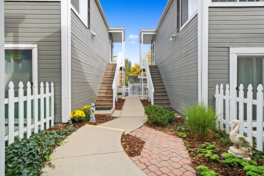 Courtyard going to Unit - 6200 E Iliff Ave