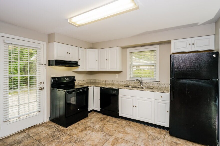 Building Photo - 5811 Dell Rose Dr