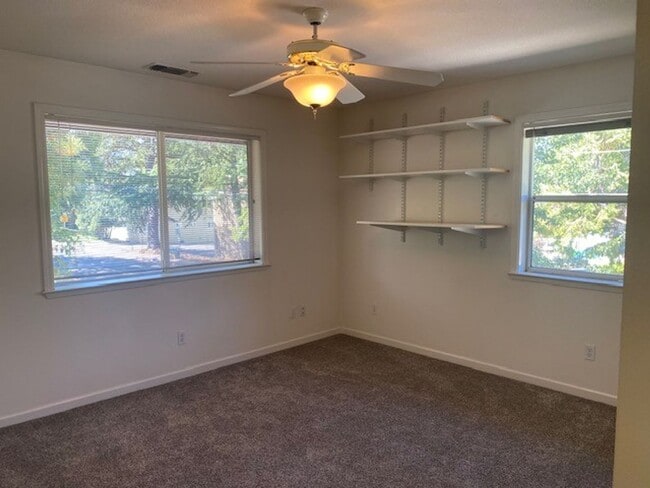 Building Photo - Roomy 3 Bedroom 2 Bathroom Home Walk to Do...