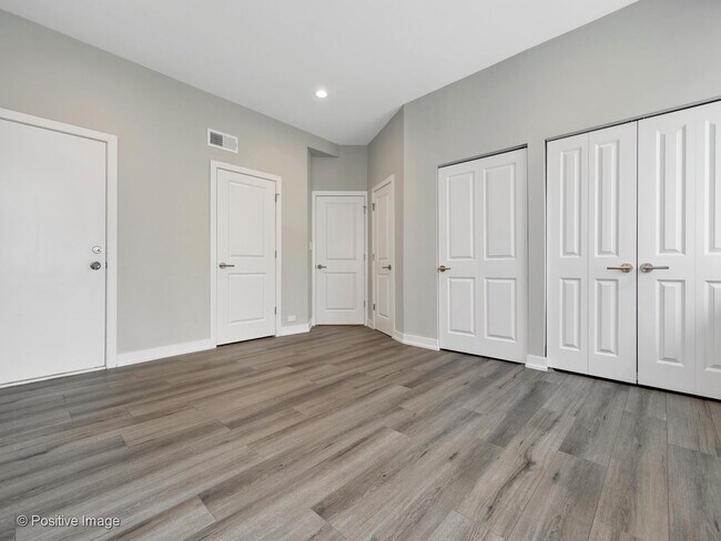 Building Photo - 3945 N Greenview Ave