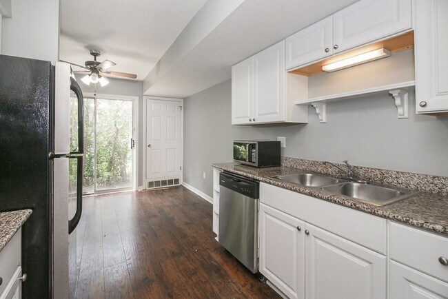 Building Photo - 3 Bedroom/2.5 Bath Westlake!! Condo living...