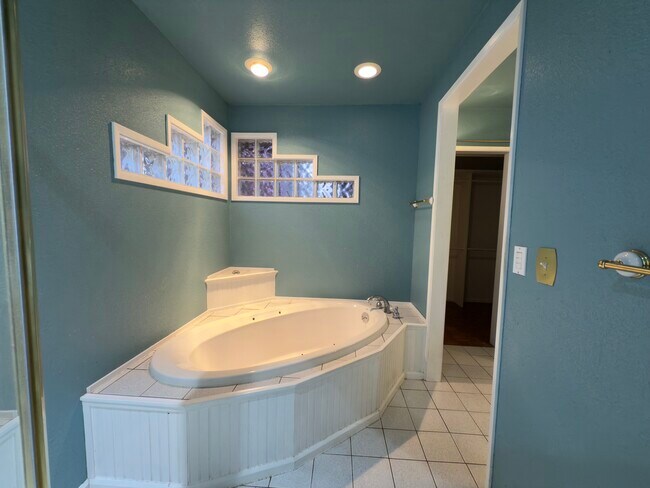 Building Photo - 31551 Wagon Wheel Dr