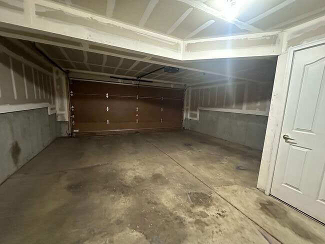 Building Photo - Beautiful 3/3/2 West Side Townhome with Views Available Now!!!