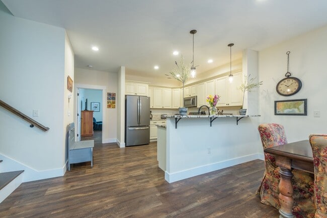 Building Photo - Black Mountain Rental!