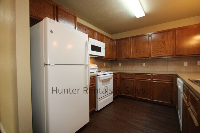 Building Photo - Spacious Duplex
