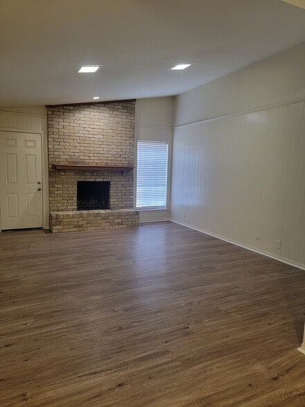 Building Photo - 613 Woodhaven Pl