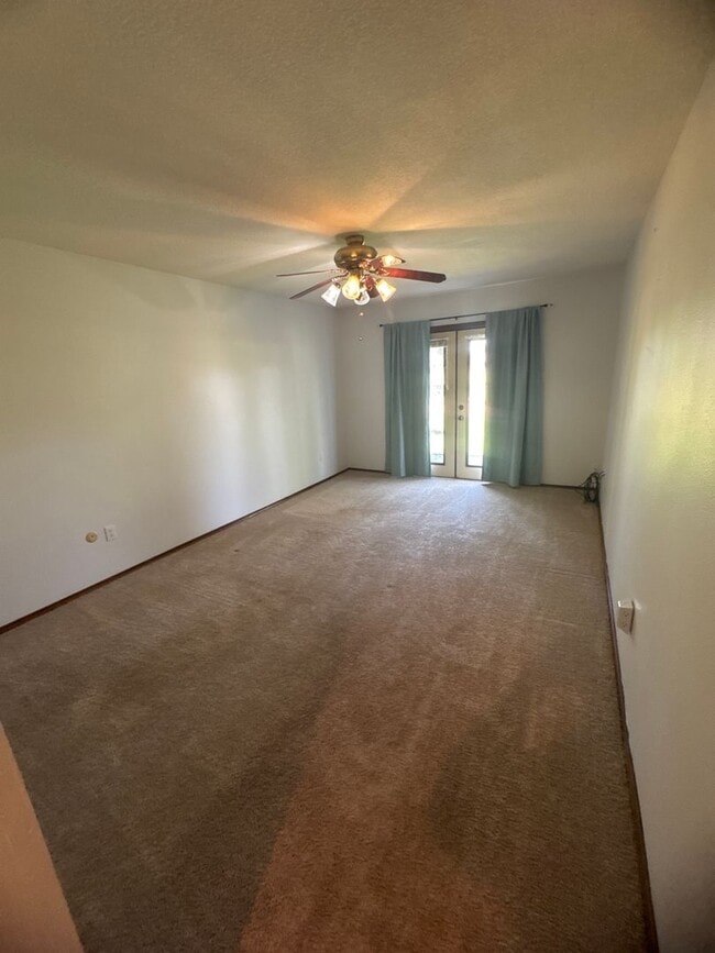 Building Photo - Two-story, four-bedroom, three-bathroom ho...