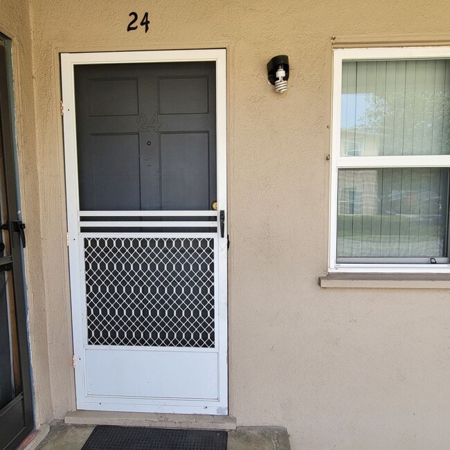 Building Photo - Nice ground floor 2 bdrm midtown Ventura Apt. $2400