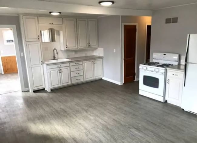 Building Photo - 909 Columbus St