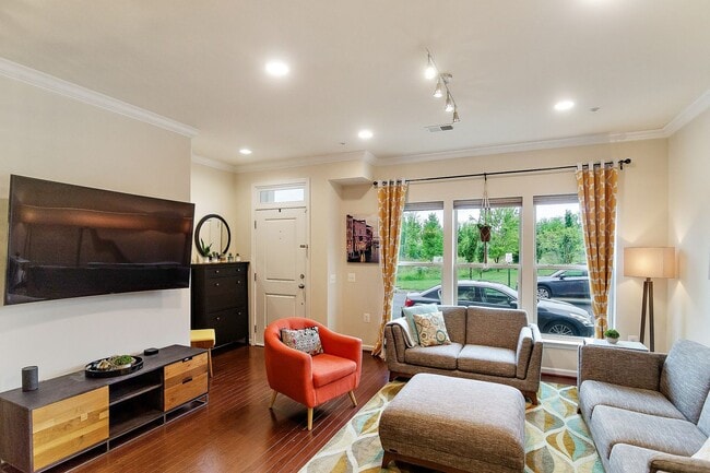 Building Photo - Beautiful and within walking distance to a...