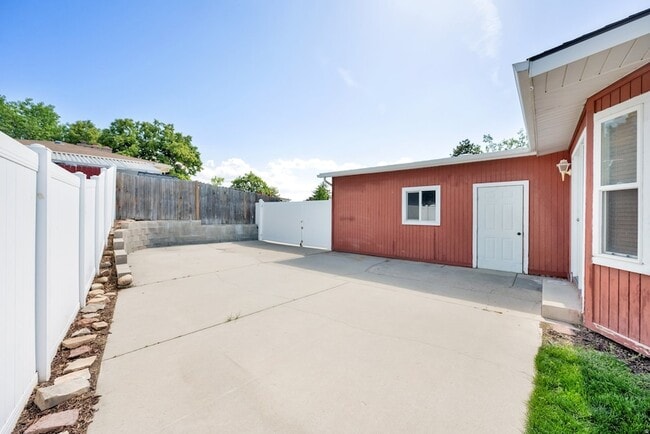 Building Photo - 9325 Quail Hollow Cir