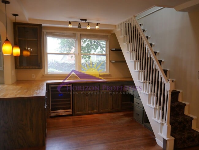 Building Photo - 841 Robertson Way