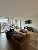 Well-lit spacious living room - 620 Peachtree St NE