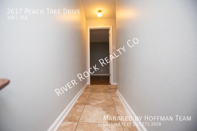 Building Photo - 2617 Peach Tree Dr