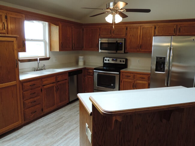 Building Photo - short term lease available