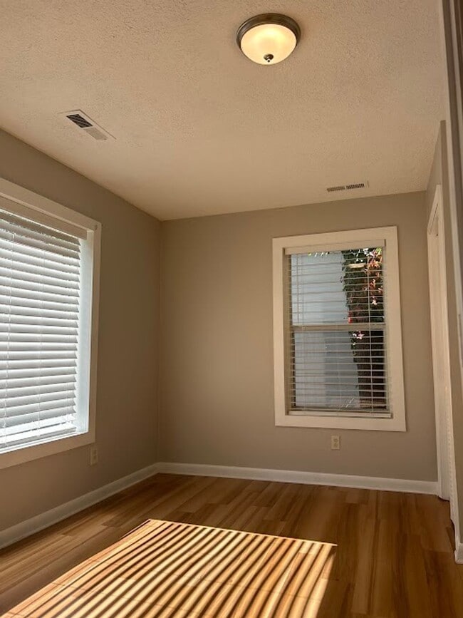 Building Photo - 3 Bed 2 Bath in Hapeville!
