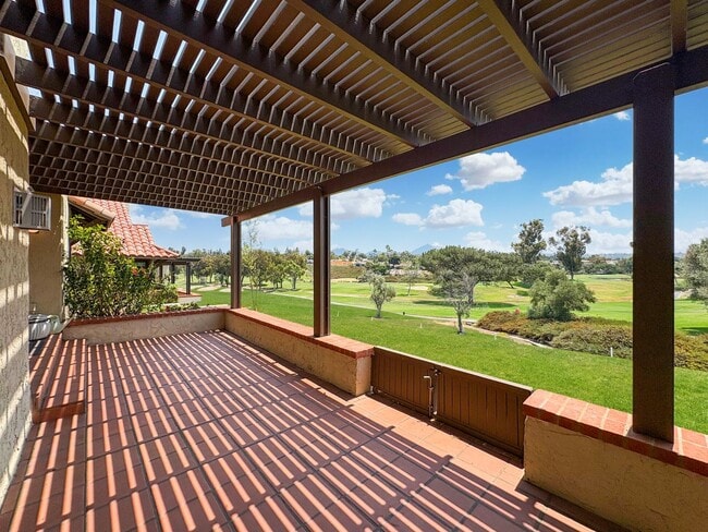 Building Photo - Gorgeous 2B+Office/2BA Townhouse w/ Golf C...