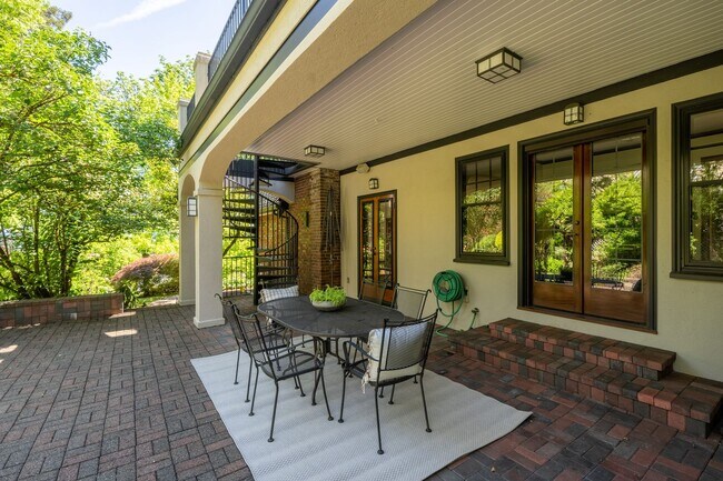 Building Photo - Amazing Nob-Hill Estate with impeccable fi...