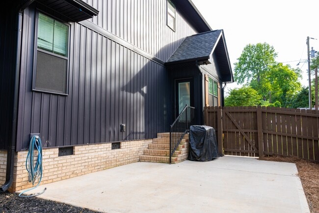 Building Photo - 308 Eastwood Dr