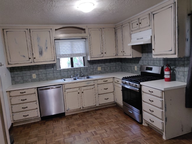 Building Photo - 408 N Elm St