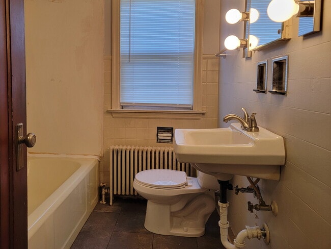 Building Photo - Spacious 2-Bedroom Apartment Downtown  Appleton