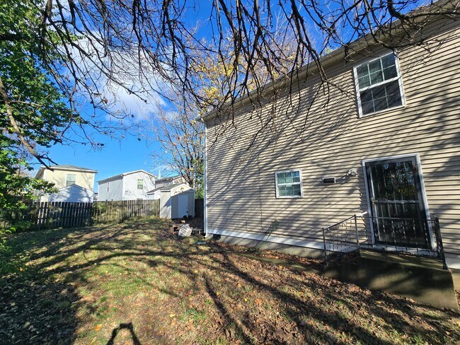 Building Photo - Updated 3 Bedrooms, 1.5 Bathrooms on a Dou...